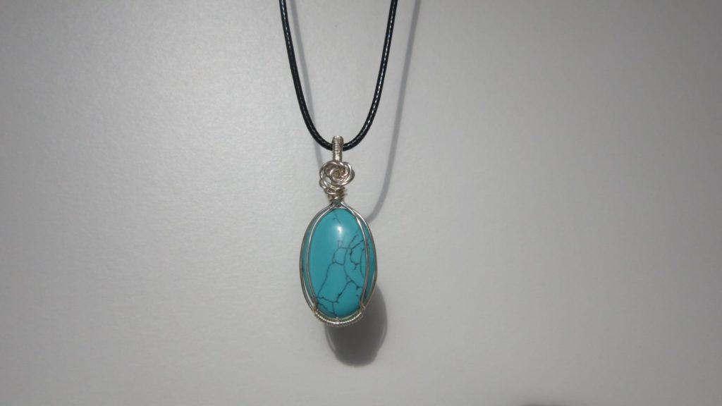 Un collier incrusté d'une pierre bleue